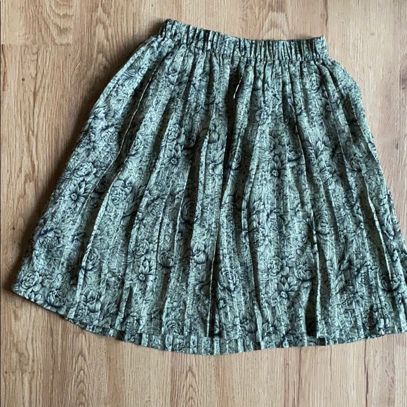 Vintage Green floral print skirt - Picture 2 of 7